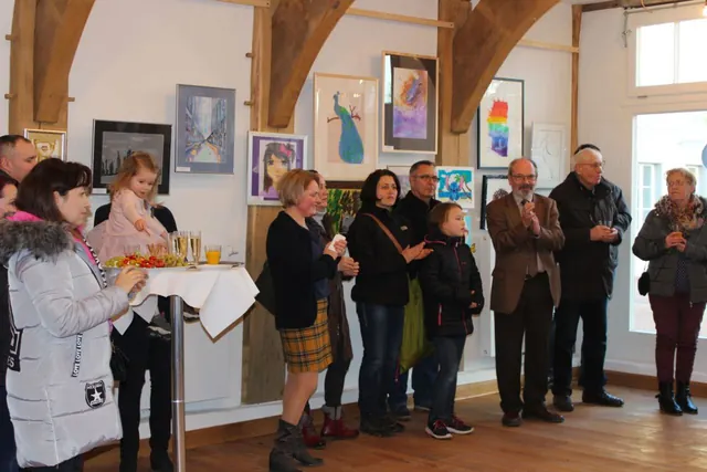 Besucher bei der Eröffnung einer Schülerausstellung