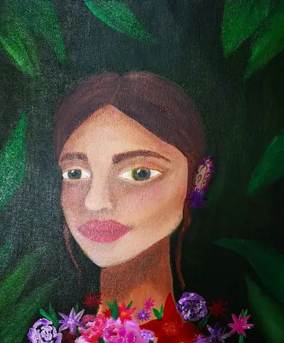Porträt einer Frau zwischen Blättern und Blumen