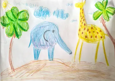 Elefant und Giraffe unter Bäumen