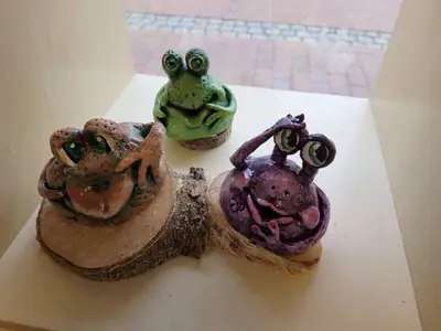 Schnecken und Frosch aus Keramik