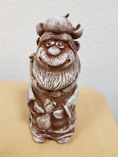 Keramikfigur eines bärtigen Mannes mit Mütze
