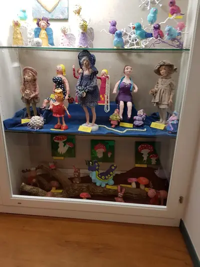 Vitrine mit selbstgemachten Figuren und Puppen in einer Ausstellung