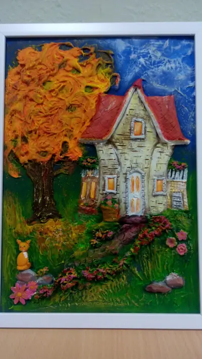 Relief eines Hauses mit Herbstbaum