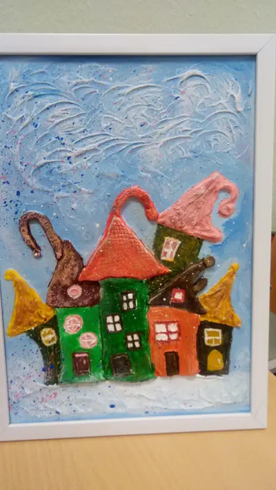Relief mit bunten Häusern im Schnee