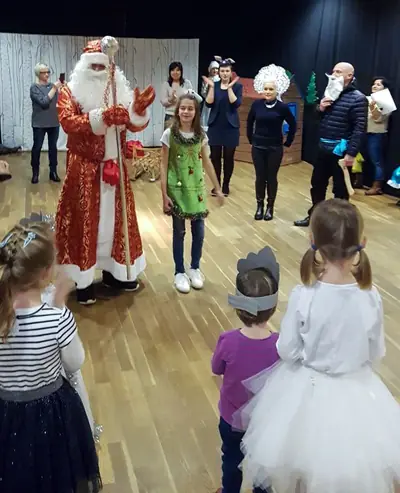 Kinder und Väterchen Frost beim Jolka-Fest