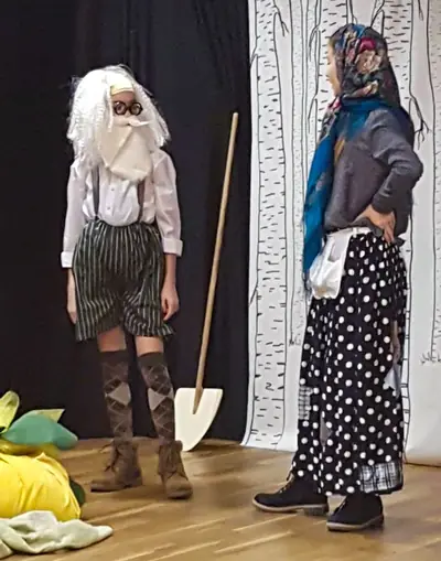 Kostümierte Schüler spielen ein russisches Theaterstück