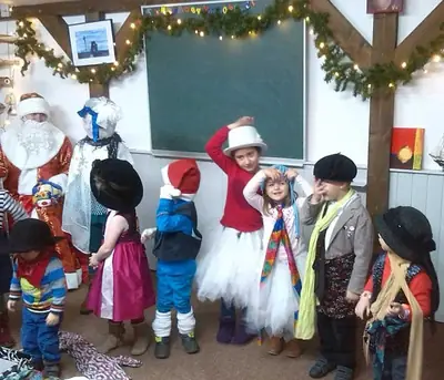 Kinder in Kostümen bei einer russischen Aufführung