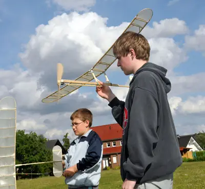 Zwei Schüler mit einem selbstgebauten Segelflugmodell