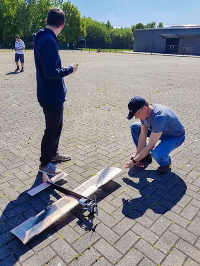 Start eines selbstgebauten Modellflugzeugs auf dem Flugplatz