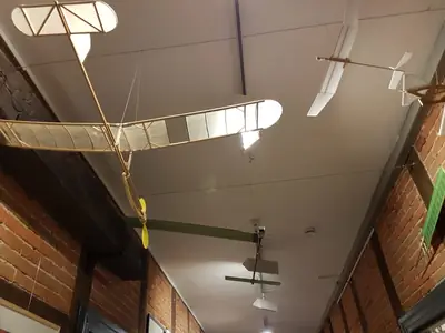 Modellflugzeuge hängen in einer Ausstellung von der Decke