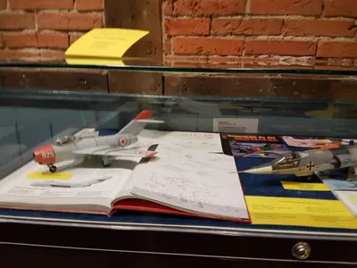 Modellflugzeuge in einer Vitrine
