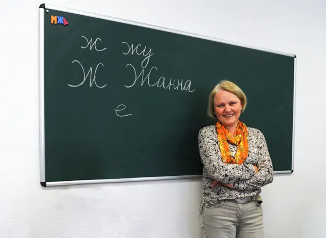 Ludmilla Lubinez an der Tafel im Russischunterricht
