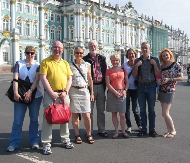Reisegruppe der Erwachsenenkurse vor dem Winterpalast in Sankt Petersburg